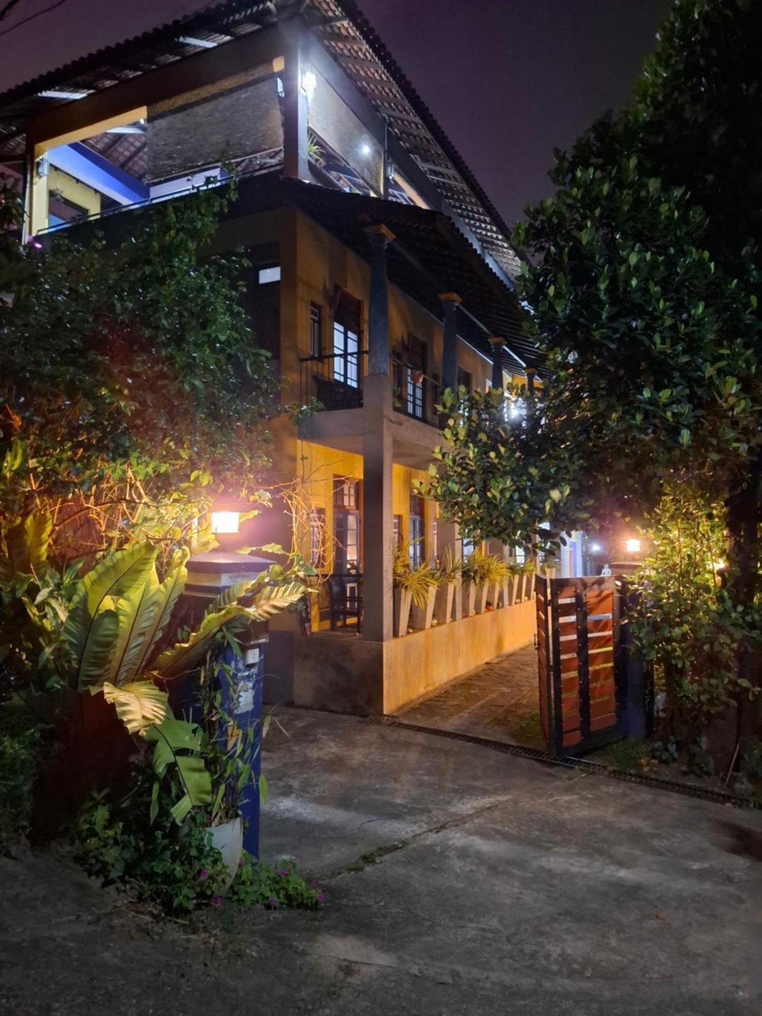 Blue Pillars Kandy Exterior photo